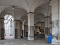Under the south wing, a vaulted arcade shelters an entrance to the subway.