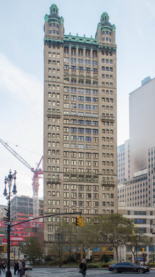 R. H. Robertson used horizontal bands to try to de-emphasize the building's height.