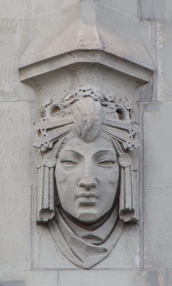 Four heads repeat around the Barclay Street, Broadway and Park Place facades. (1)